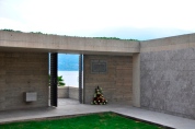 Die Gedenktafel hängt nun sicher und an einem überaus würdigen Platz auf dem neuen Friedhof von Brissago.